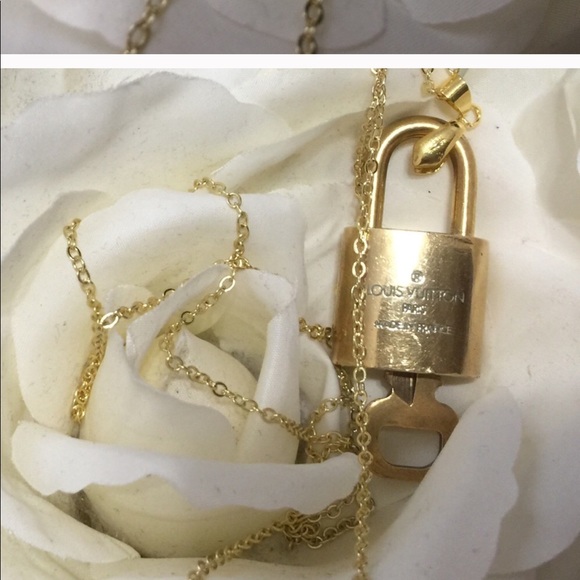Louis Vuitton lock and key with gold necklace - Picture 4 of 7